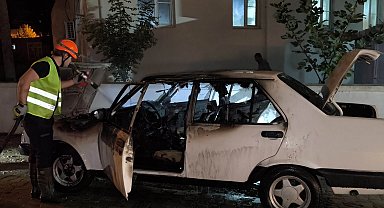 Park halindeki otomobil, kontağı çalıştırılınca alev aldı