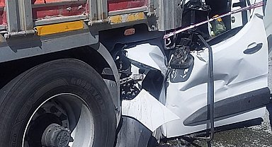 Park halindeki TIR'a çarpan hafif ticari aracın sürücüsü öldü