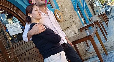 Patlayan lastiği değiştirirken kamyonet çarptı; evli çift öldü, çocukları yaralandı