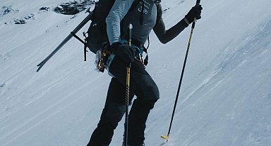 Polonyalı kayakçı Andrzej Bargiel, Everest'ten ek oksijen kullanmadan indi