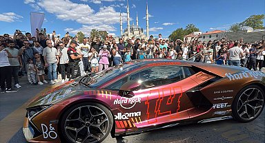 Ralli sürücüleri, otomobilleriyle Selimiye Camisi'nin çevresinde tur attı