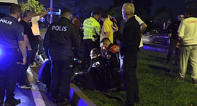 Refüjdeki çimler sulanırken, ıslanan yolda motosikletli iki yunus ekibi kaza yaptı: 4 yaralı