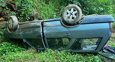 Rize'de freni boşalan otomobil, yamaca çarpıp takla attı: 3 yaralı