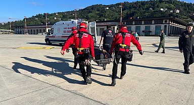 Rize'de sel mesaisi; yolu kapanan yayladaki hasta helikopterle hastaneye ulaştırıldı