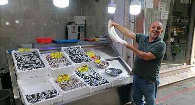 Rize'de sezonun ilk balıkları tezgahtaki yerlerini aldı