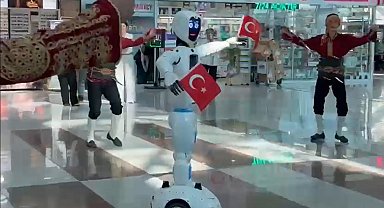 Robot, seymenlere dansıyla eşlik etti