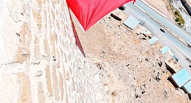 Rüzgarın zarar verdiği tarihi Hoşap Kalesi'ndeki Türk bayrağının yenisi surlara asıldı