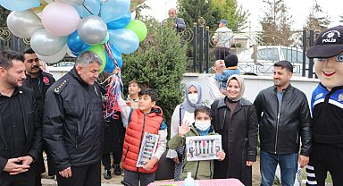 Sağlığına kavuşan Talha Sıraç, polis ağabeyleriyle buluşup motosiklete bindi, balon uçurdu