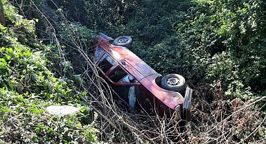 Sakarya'da otomobil şarampole devrildi: Aynı aileden 5 yaralı