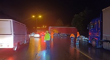Samsun– Ankara kara yolunda TIR bariyerlere çarptı; ulaşım tek şeritten sağlandı