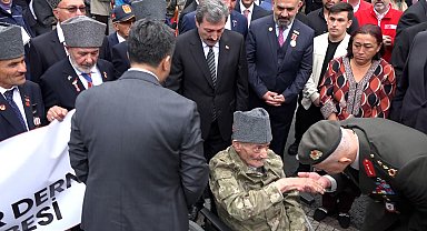 Samsun'daki törenlere tekerlekli sandalyesiyle katılan 87 yaşındaki 'Kore Gazisi'ne vefa