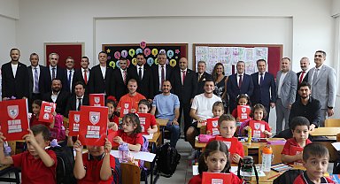 Samsunspor, futbolcular ile birlikte 20 bin öğrenciye defter ve kalem dağıttı