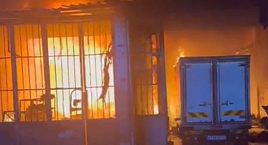 Sanayi sitesindeki yangında 8 iş yeri ve 3 araç kullanılamaz hale geldi