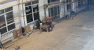 Sandalyede uyuyakalan bekçinin cep telefonunu çaldı