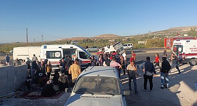 Şanlıurfa'da tütün işçilerinin taşındığı minibüs devrildi: 20 yaralı