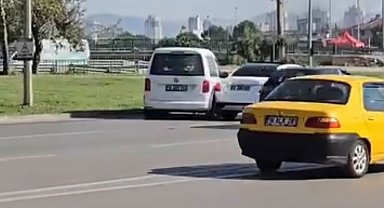 Sapağı kaçıran sürücü, geri manevra yapınca otomobiliyle arkadaki araca çarptı; kaza kamerada