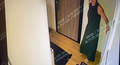 Şarkıcı Güllü'nün oğlu Tuğberk: Evimizdeki zemin kaygan olduğu için annem ve ben çok düştük