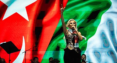 Şarkıcı Maral, Bingöl'de sahneye çıktı