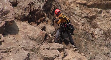 Sel afeti sonrası endüstriyel dağcılar 'riskli kaya' avında