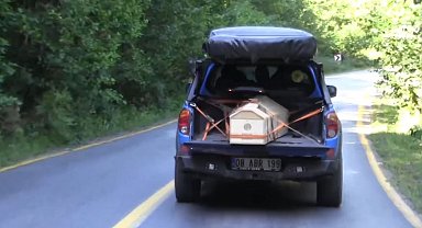 Sel afetinde yol çöktü; cenaze omuzlarda ve elden ele taşındı