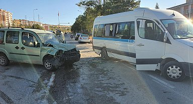Servis minibüsü ile hafif ticari araç çarpıştı: 8'i öğrenci, 9 yaralı