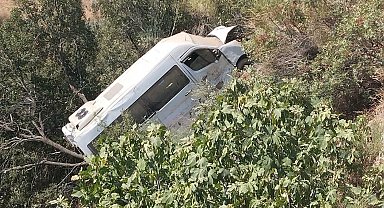 Servis minibüsü, uçuruma yuvarlandı: 4'ü öğrenci, 5 yaralı