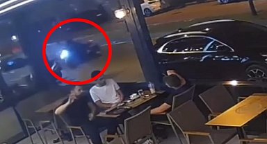 Seyir halindeki motosiklet devrildi; o anlar kamerada