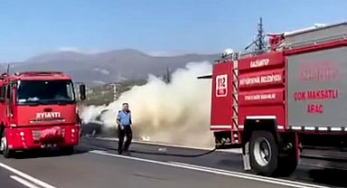 Seyir halindeyken alev alan otomobil yandı