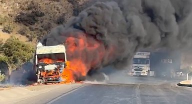 Seyir halindeyken alev alan TIR, kullanılmaz hale geldi