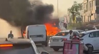 Seyyar kokoreç minibüsü alev alev yandı