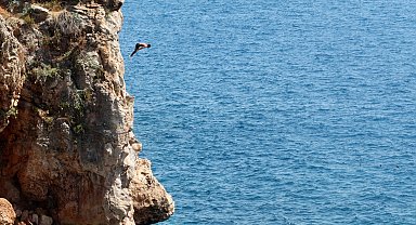 Sıcak havada deniz keyfi, falezlerde tehlikeli atlayış