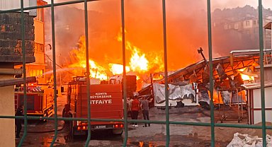 Silah fabrikasının deposunda çıkan yangın söndürüldü