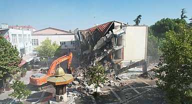 Sındırgı'da depremde hasar gören belediye oteli yıkıldı