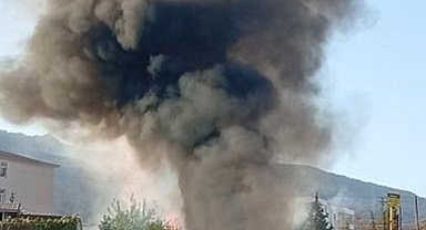 Şırnak'ta yol çalışması sırasında hasar alan boru hattından sızan petrol alev aldı