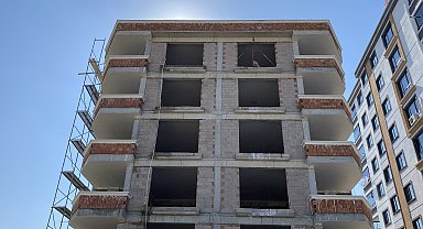 Sıva yaparken altındaki kalas kırıldı, asansör boşluğuna düşüp öldü