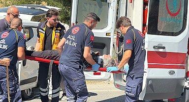 Sivas'ta hafif ticari araç ile otomobil çarpıştı: 6 yaralı