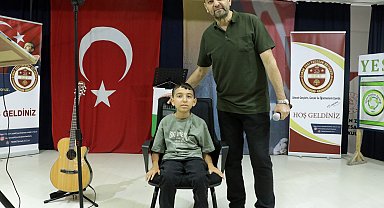 SMA'lı Salih, müzik öğretmeni babasıyla okullarda konser veriyor