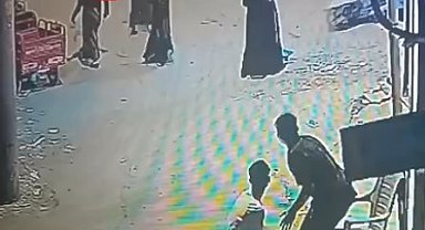 Sokakta oynayan çocukları gürültü yaptıkları gerekçesiyle sopayla darbetti; o anlar kamerada