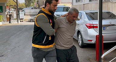 Sokakta oynayan çocukları gürültü yaptıkları gerekçesiyle sopayla darbetti; o anlar kamerada