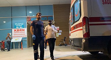 Spiralle çamaşır makinesinin ayaklarını kesmek isterken elini kesti