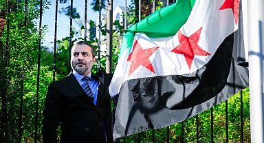 Suriye bayrağı, Washington'da göndere çekildi