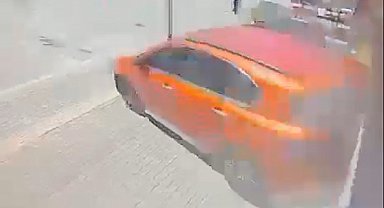 Sürücüsünün el frenini çekmeyi unuttuğu otomobil kuyumcu dükkanına çarptı