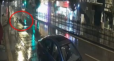 Sürüklenen motosikletlinin otomobilin altına girdiği kaza kamerada