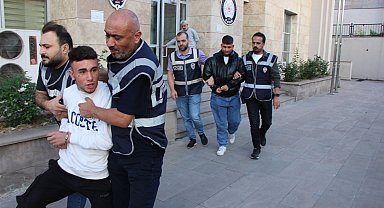 Takip edip bıçak çektikleri 2 kişinin 150 TL'sini gasbettiler; 2 tutuklama