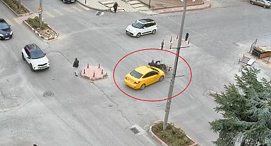 Taksi ile motosikletin çarpıştığı kaza kamerada, 2 yaralı