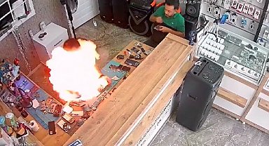 Tamire getirilen cep telefonu bataryası patlayıp, alev aldı; o anlar kamerada