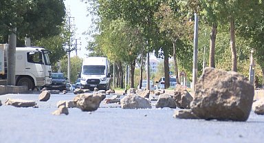 Tapulu arazilerinden geçen yolu taşlarla trafiğe kapattılar