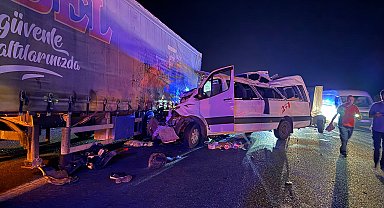 Tarım işçilerini taşıyan minibüs çekiciye çarptı; 3 ölü, 16 yaralı