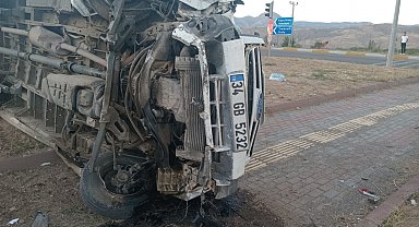 Tarım işçilerini taşıyan minibüs, otomobille çarpıştıktan sonra devrildi: 15 yaralı