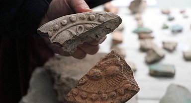 Tarlada bulunan çatı kiremidi, yıllar sonra uluslararası arkeolojik keşfin kapısını araladı